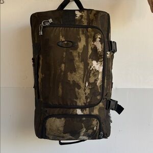 OAKLEY SI TACTICAL CAMO ROLLING CARRY ON BAG LUGGAGE SUITCASE WHEELED TRAVEL